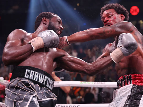 Terence Crawford (kiri) bertarung melawan Errol Spence pada Juli tahun lalu. (Foto: Ring TV)