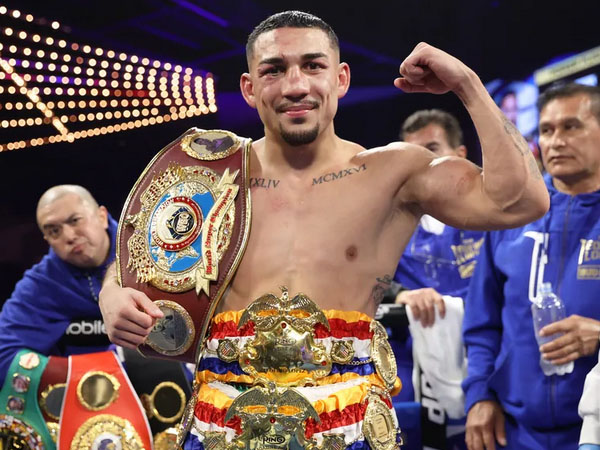 Teofimo Lopez ingin Terence Crawford menghadapinya di kelas 147 pound. (Foto: Top Rank)