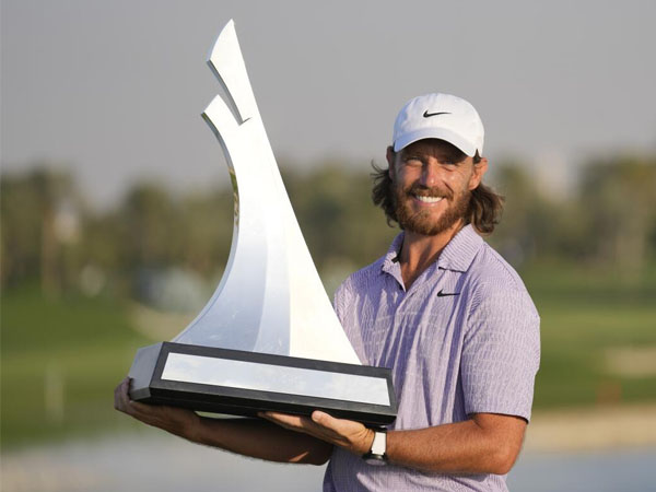 Tommy Fleetwood berpose dengan trofi Dubai Invitational 2024. (Foto: Golf Digest)