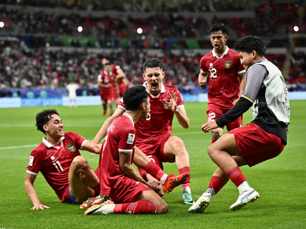 Pemain timnas Indonesia merayakan gol ke gawang Irak
