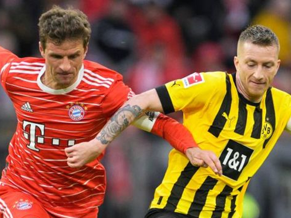 Thomas Muller saat berhadapan dengan Marco Reus
