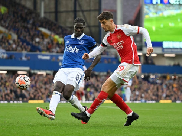 Gelandang Everton, Amadou Onana, saat berhadapan dengan Kai Havertz dari Arsenal