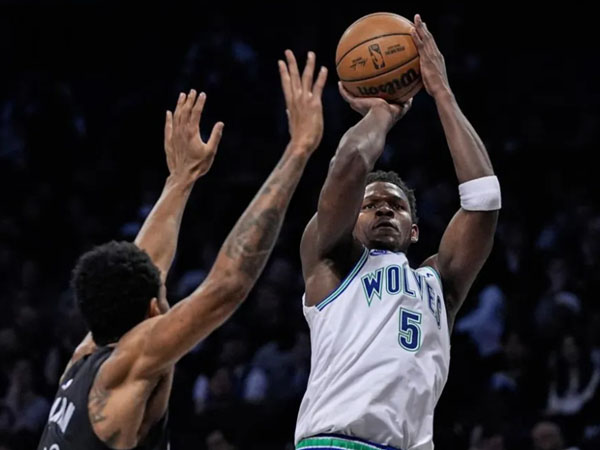 Anthony Edwards (kanan) mencetak 24 poin saat Minnesota Timberwolves menang 96-94 atas Brooklyn Nets pada Kamis (25/1) malam. (Foto: AP)