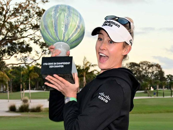 Nelly Korda berpose dengan trofi LPGA Drive On Championship 2024. (Foto: Golf Digest)