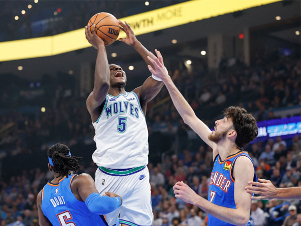 Anthony Edwards (tengah) mencetak 27 poin saat Minnesota Timberwolves mengalahkan Oklahoma City Thunder 107-101 pada hari Senin (29/1). (Foto: AP)