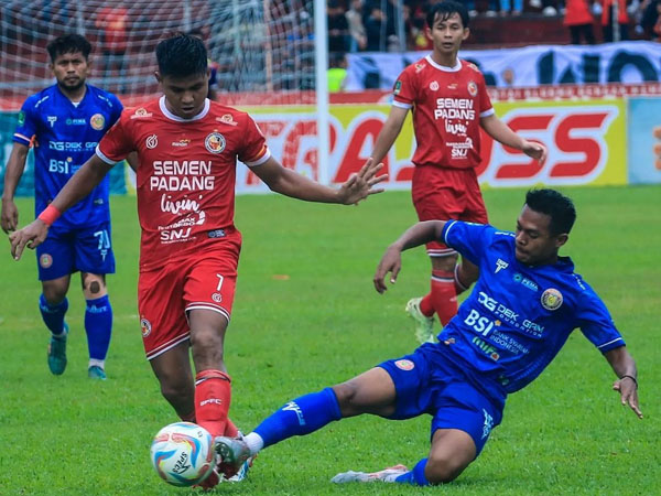 Pemain Semen Padang FC, Genta Alparedo di laga kontra Persiraja Banda Aceh di babak 12 besar Liga 2