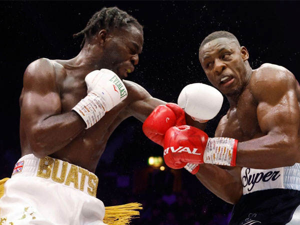 Joshua Buatsi (kiri) berhasil menaklukkan Dan Azeez, pada Sabtu (3/2) di OVO Arena Wembley, London. (Foto: PA)