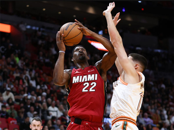 Jimmy Butler (kiri) membukukan triple-double saat Miami Heat mengalahkan San Antonio Spurs 116-104 pada Rabu (7/2) malam. (Foto: AP)