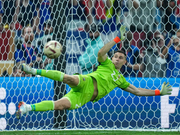 Kiper Aston Villa, Emiliano Martinez Ungkap Kunci Sukses Dalam Adu Penalti
