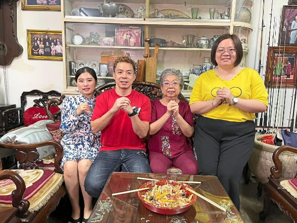 Juara Dunia Cheah Liek Hou Rayakan Imlek Bersama Keluarga
