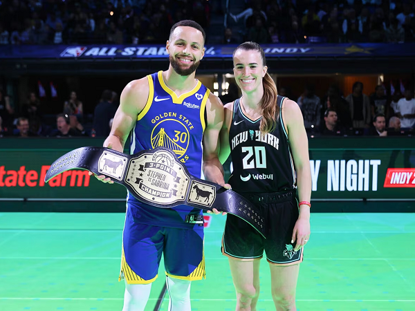 Stephen Curry ungguli Sabrina Ionescu dalam ajang 3 point shootout.