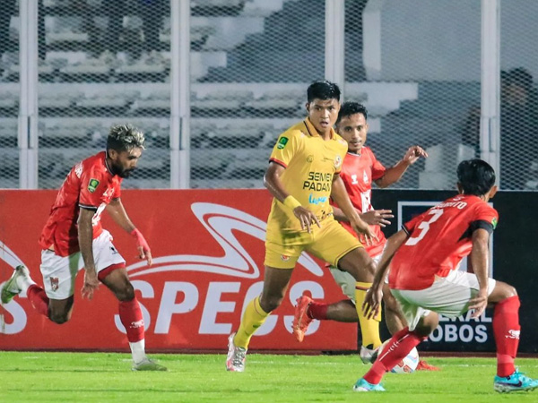 Pertandingan leg pertama semifinal Liga 2 antara Semen Padang FC kontra Malut United FC