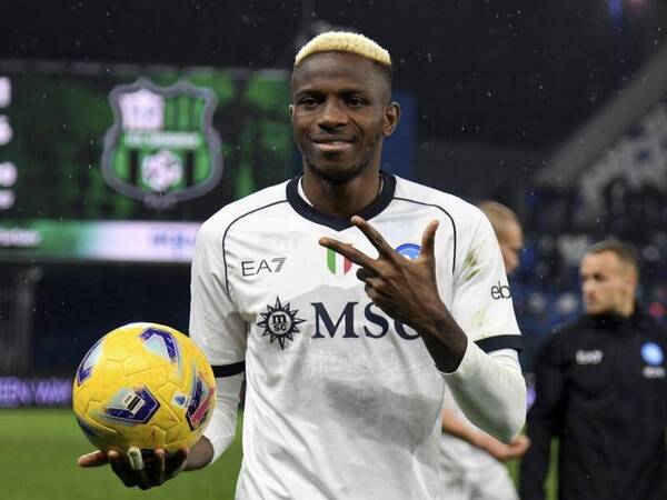 Eks pemain Chelsea dan juga Timnas Nigeria yaitu John Obi Mikel, berani mengklaim kalau Victor Osimhen cuma mau pindah ke The Blues apabila pergi meninggalkan Napoli / via Reuters
