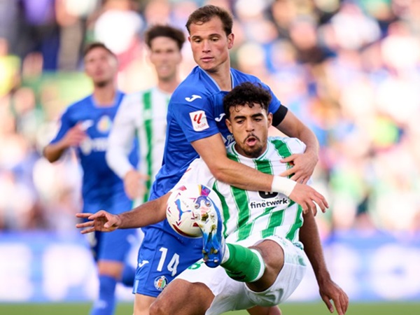 Bek Real Betis Tanggapi Peluang Kembali ke Barcelona