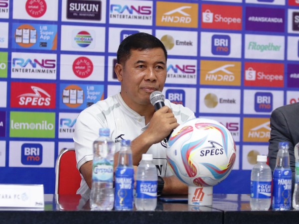 Pelatih RANS, Francis Wewengkang dalam jumpa pers jelang laga