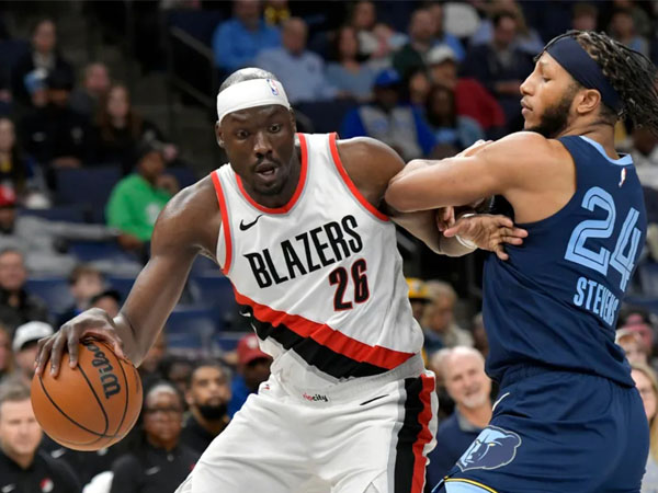Duop Reath (kiri) mencetak 18 poin saat Portland Trail Blazers dengan mengalahkan tuan rumah Memphis Grizzlies 122-92 pada hari Jumat (1/3) malam.