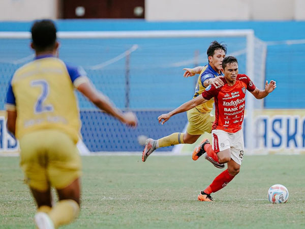 Pemain bertahan Bali United, Ricky Fajrin dihadang pemain Barito Putera
