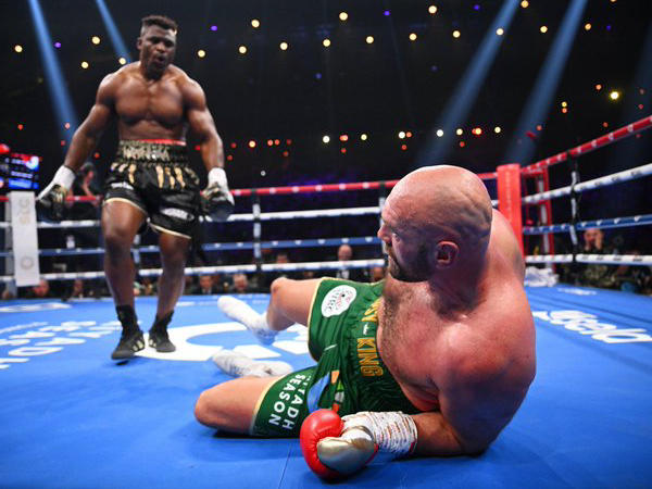 Francis Ngannou sempat menjungkalkan juara WBC Tyson Fury pada Oktober lalu. (Foto: Riyadh Season)