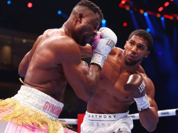 Anthony Joshua (kanan) menjatuhkan Francis Ngannou dengan pukulan kanan keras. (Foto: Ring TV)