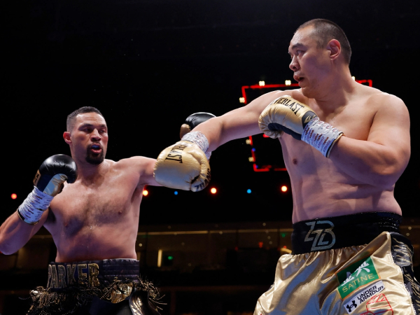Joseph Parker (kiri) dan Zhilei Zhang bertarung penuh selama 12 ronde. (Foto: Ring TV)