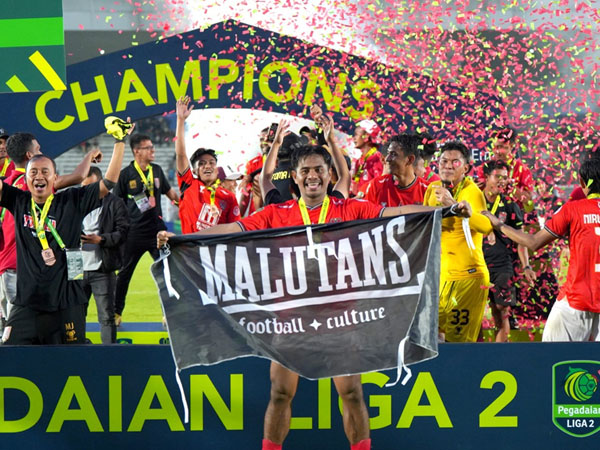 Para pemain Malut United FC merayakan keberhasilan lolos ke Liga 1 Indonesia
