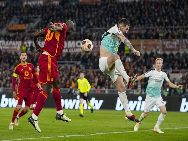Romelu Lukaku dipastikan bakal absen saat AS Roma bertanding melawan Brighton di leg kedua babak 16 besar Liga Europa (15/3) / via Getty Images