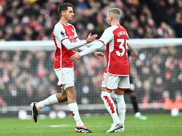 Jakub Kiwior dan Oleksandr Zinchenko memperebutkan posisi bek kiri Arsenal