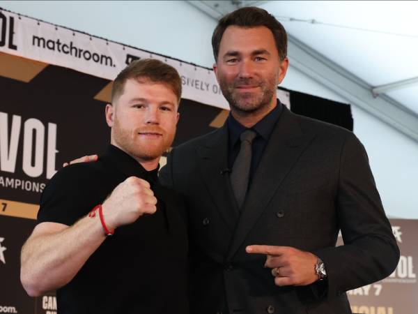 Canelo Alvarez (kiri) dan Eddie Hearn. (Foto: Matchroom Boxing)