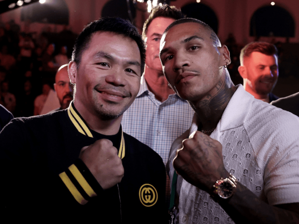 Manny Pacquiao (kiri) dan Conor Benn. (Foto: DAZN)