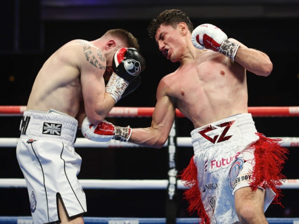 William Zepeda (kanan) menghujani tubuh Maxi Hughes dengan pukulan keras. (Foto: Golden Boy Promotions)