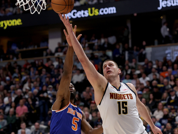 Nikola Jokic (kanan) mencatatkan triple-double ke-22 musim ini saat Denver Nuggets mengalahkan New York Knicks 113-100 pada Kamis (21/3) malam.