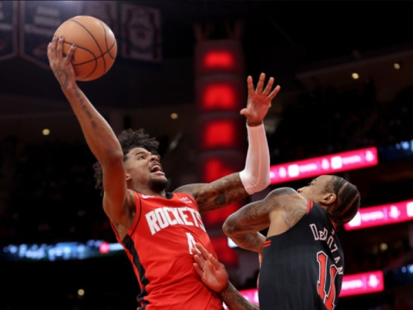 Jalen Green (kiri) mencetak 26 poin saat Houston Rockets menang 127-117 atas Chicago Bulls pada Kamis (21/3) malam. (Foto: AP)