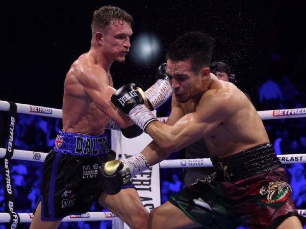 Dalton Smith (kanan) mendaratkan pukulan penutup pertarungan pada Jose Zepeda. (Foto: Matchroom Boxing)