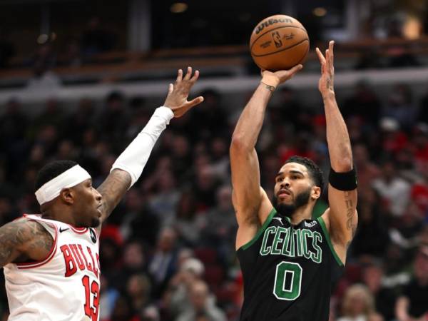 Jayson Tatum (kanan) mencetak 26 poin saat Boston Celtics mengalahkan Chicago Bulls 124-113 pada Sabtu (23/3) malam. (Foto: AP)
