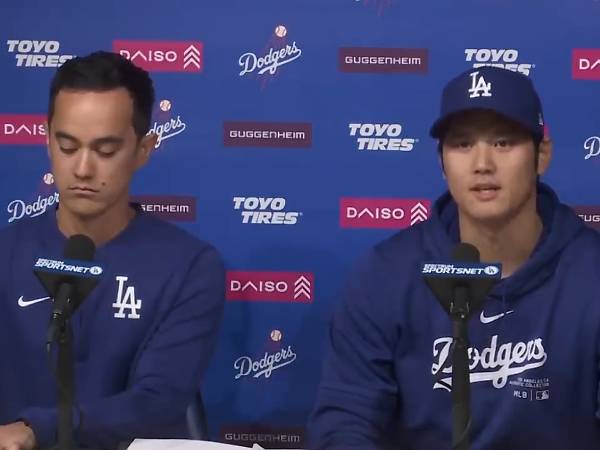 Shohei Ohtani (kanan) bersama penerjemah barunya, Will Ireton, memberikan pernyataan untuk kali pertama pada Senin (25/3) sore. (Foto: ESPN)