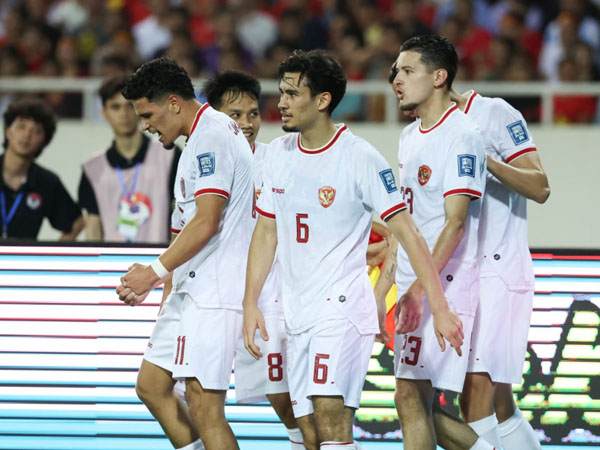Penyerang timnas Indonesia, Ragnar Oratmangoen merayakan gol di laga debutnya