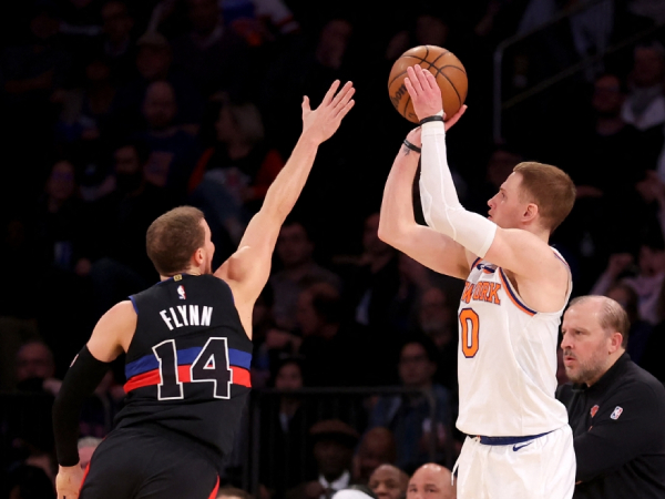 Donte DiVincenzo (kanan) mencetak rekor karier 40 poin saat New York Knicks menang 124-99 atas Detroit Pistons pada Senin (25/3) malam. (Foto: AP)
