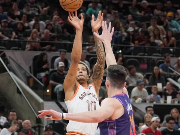 Jeremy Sochan (kiri) mencetak 26 poin saat San Antonio Spurs mengalahkan Phoenix Suns 104-102 pada Senin (25/3) malam. (Foto: AP)
