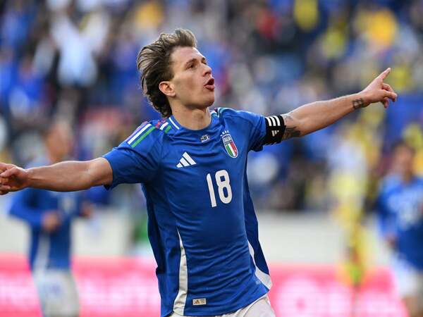 Nicolo Barella merayakan gol yang dicetaknya, saat Timnas Italia menang 2-0 atas Ekuador di partai persahabatan (25/3) / via Getty Images
