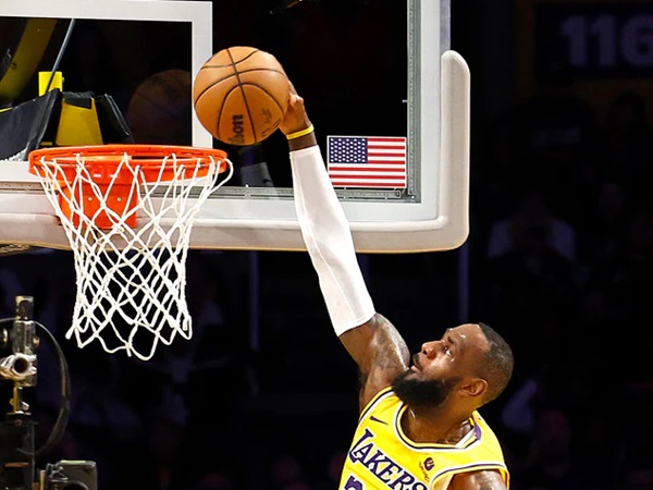 LeBron James Cetak Triple-double Antakan Lakers Kalahkan Grizzlies