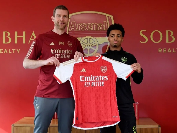 Ethan Nwaneri bersama manajer akademi Arsenal, Per Mertesacker
