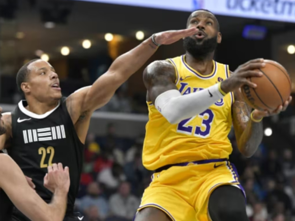 LeBron James membukukan triple-double saat Los Angeles Lakers mengalahkan Memphis Grizzlies 136-124 pada Rabu (27/3) malam. (Foto: AP)