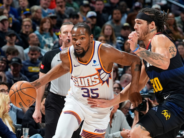 Kevin Durant (kiri) mencetak 30 poin saat Phoenix Suns mengalahkan juara bertahan Denver Nuggets 104-97 pada Rabu (27/3) malam. (Foto: AP)