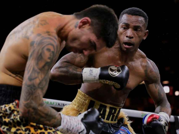 Erislandy Lara (kanan) hanya memerlukan dua ronde untuk menaklukkan Michael Zerafa. (Foto: Premier Boxing Champions)