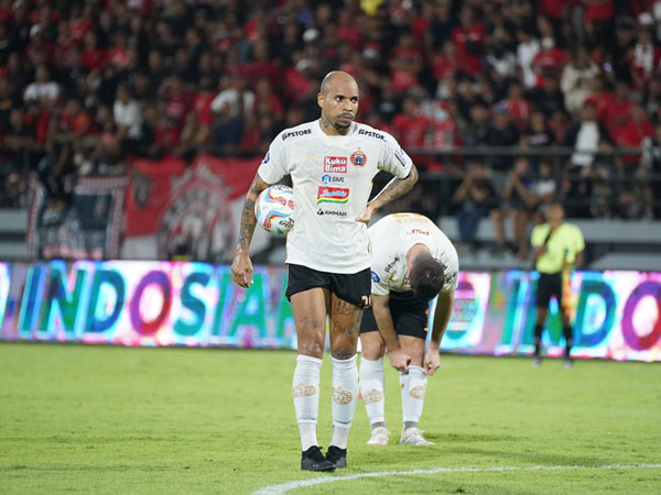 Penyerang Persija Jakarta, Gustavo Almeida gagal mengeksekusi penalti ke gawang Bali United