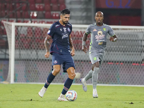 Pemain bertahan Arema FC, Julian Guevara di laga kontra Persebaya Surabaya