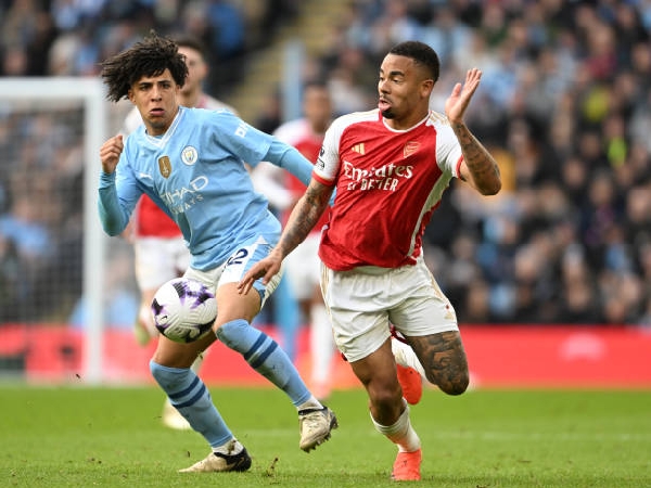 Striker Arsenal, Gabriel Jesus, saat berhadapan dengan Rico Lewis dari Manchester City