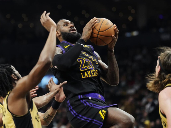 LeBron James (tengah) mencetak 23 poin saat Los Angeles Lakers mengalahkan Toronto Raptors 128-111 pada Selasa (2/4) malam. (Foto: AP)