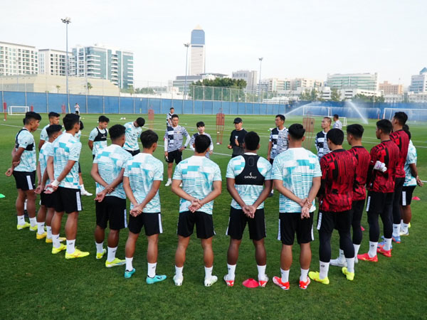 Shin Tae-yong pimpin latihan timnas Indonesia U-23 di Dubai