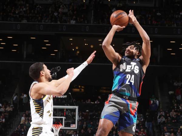 Cam Thomas (kanan) mencetak 27 poin saat Brooklyn Nets mengungguli Indiana Pacers 115-111 pada Rabu (3/4) malam. (Foto: AP)